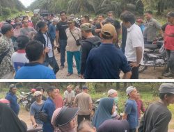 Anggota Kelompok Tani Kubersa dan Masyarakat Desa Pantai Raja Halau Pemasangan Patok Oleh Kelompok Hanafi CS.