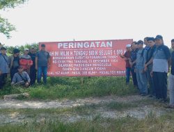 Aksi Damai masyarakat kota lama ahli waris Tengku Sidik pasang Spanduk Di kawasan Kebun Pt Eka dura indonesia