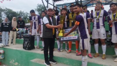 Meriah! H. Asmadi Tutup Turnamen Sepak Bola Desa Berbau, Pessos Sorek II Raih Juara I